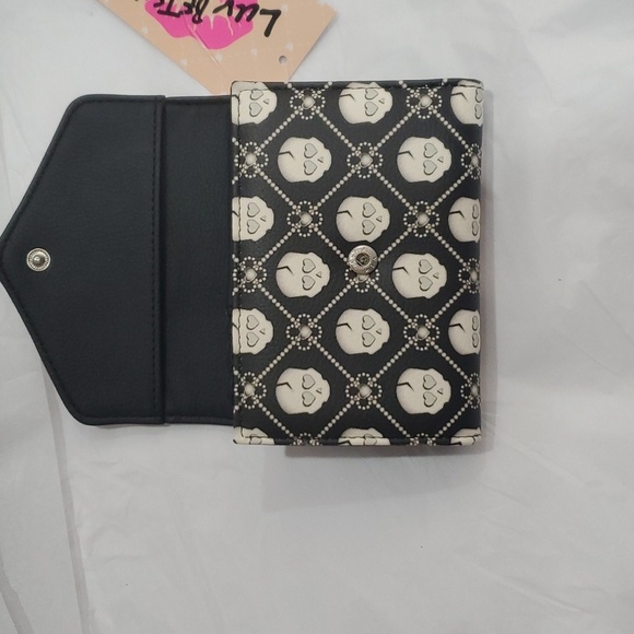 Betsey Johnson black white skull print heart shaped closure lock trifold wallet - Picture 5 of 12